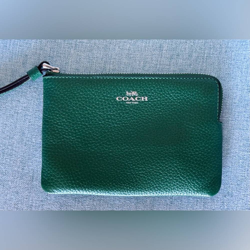 NEW Coach Green Leather Corner Zip Wristlet